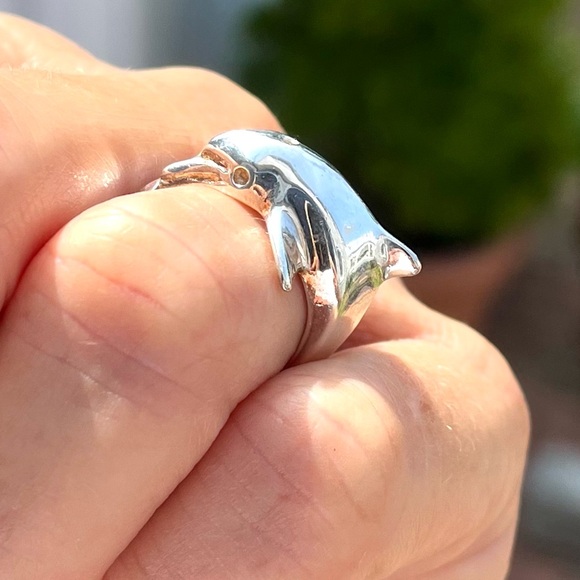 Sterling Silver Dolphin Ring. Approx size  7 1/4. In excellent condition. - Picture 5 of 6